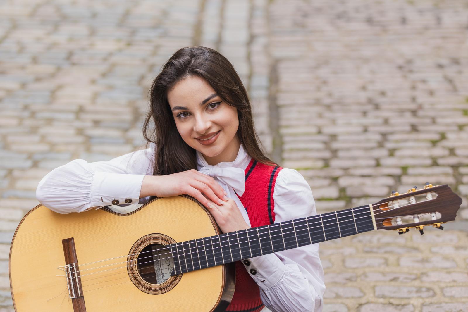 Alexandra Păceană with her classical guitar